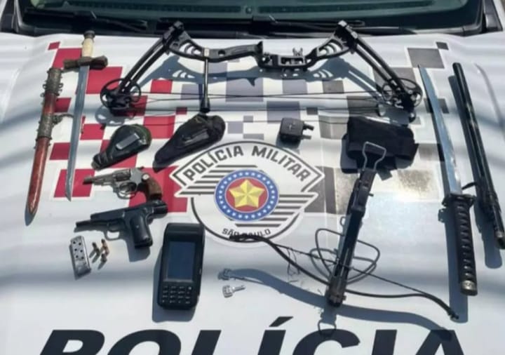 Comerciante é preso no Jardim Alegria com revólveres, arco esportivo e espadas